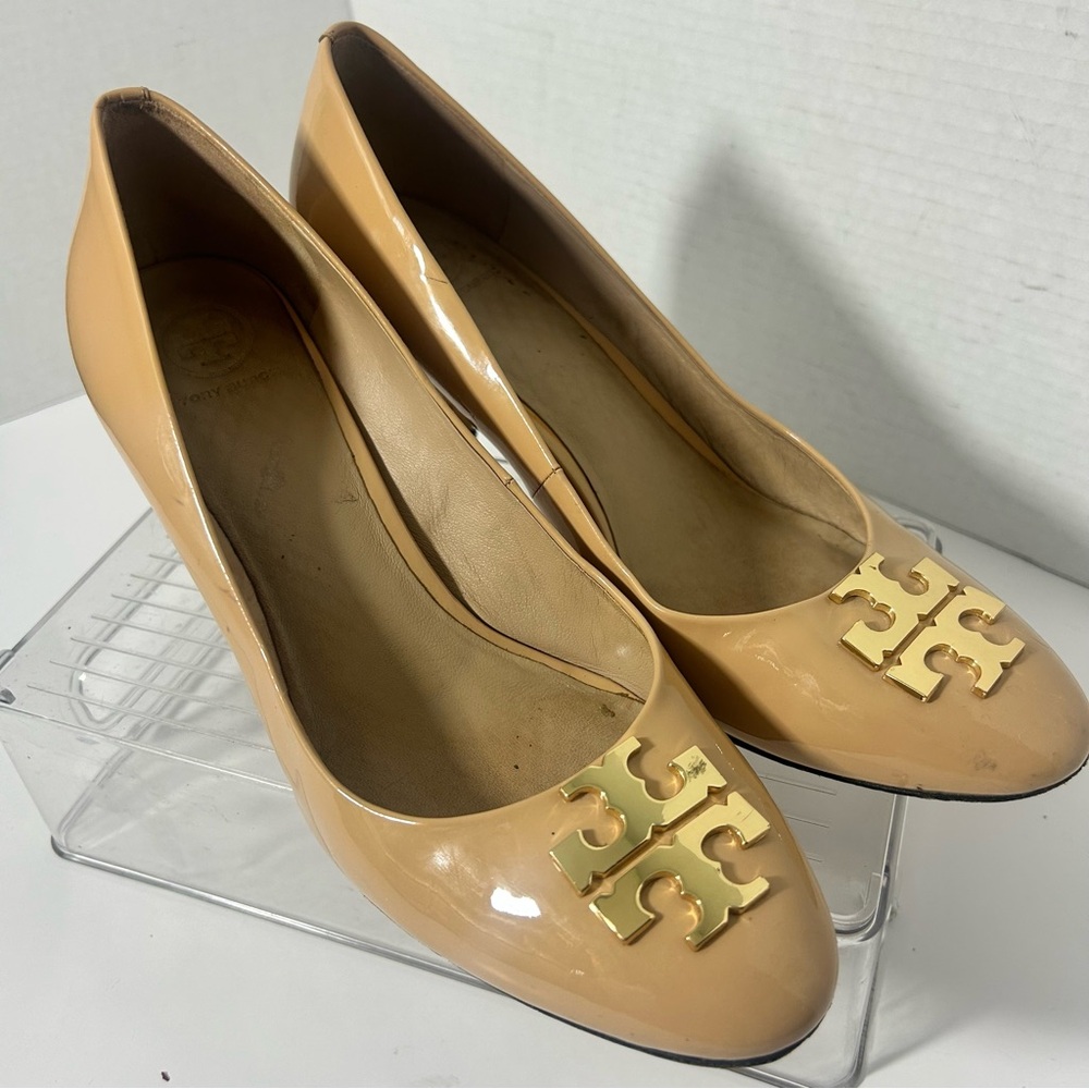 Tory Burch Patent Leather Camel Nude Pumps Gold Logo Classic Comfort